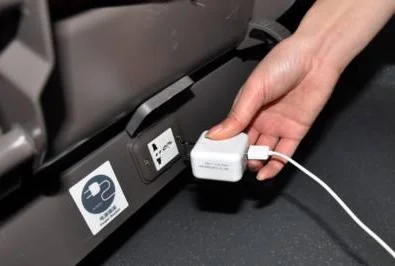 高铁列车座位下充电装置在什么地方（高铁充电的地方）