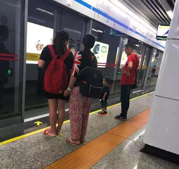 南京地铁4号线车厢内一女子行为不雅到底怎么回事（南京地铁三号线情侣吵架视频）2