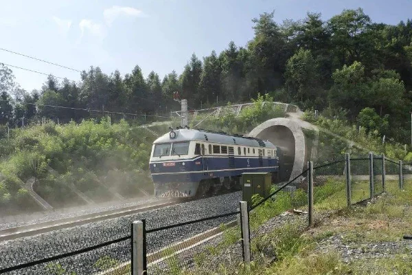 蒙华铁路和浩吉铁路哪个是正式的名字（浩吉铁路火车）1