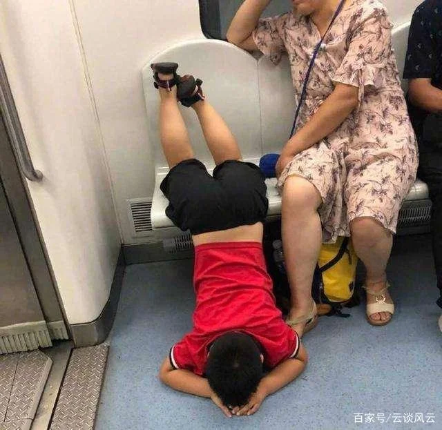 朋友在地铁站分开的时候男孩子微笑的说再见然后摸了摸女孩子的脸颊说明什么（地铁站男孩推人）1