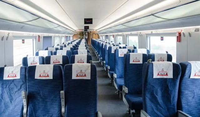 女子高铁扒门视频为何会迅速走红网络（高铁把左女）