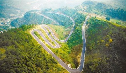 石家庄市原来不过是正定县的一个小村庄当初京汉铁路修到正定县城把车站向南迁了十几千米建在了石家（小山村通铁路）