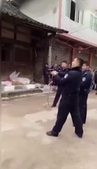 听朋友说北京地铁呼家楼站最近发生一起劫持人质事件（北京地铁一男子因感情问题持刀对峙新华）3