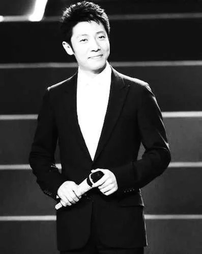 关于杭州地铁10个男生当众脱裤 大伯大妈一脸懵怎么回事（杭州地铁斗殴）