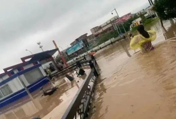 地铁进水怎么办（广州暴雨地铁进水）2