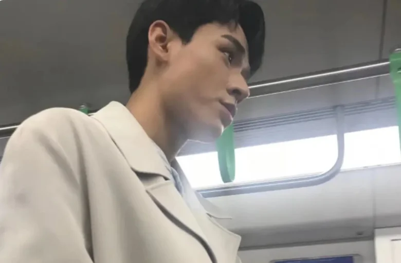 张艺兴在北京地铁被粉丝开玩笑是在录什么节目（地铁站热情的粉丝）5