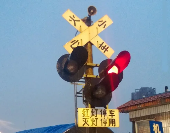 铁路道口和铁道路口的区别是什么（铁路道口火车）