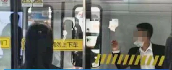 上海一男子被夹进地铁和屏蔽门中间这是怎么进去的（2020上海地铁男子挤压死亡）2