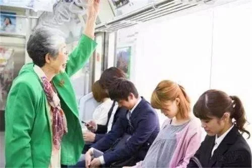 对比国外地铁霸座事件的处理方式放在国内适不适合（外籍男子南京地铁霸座）2