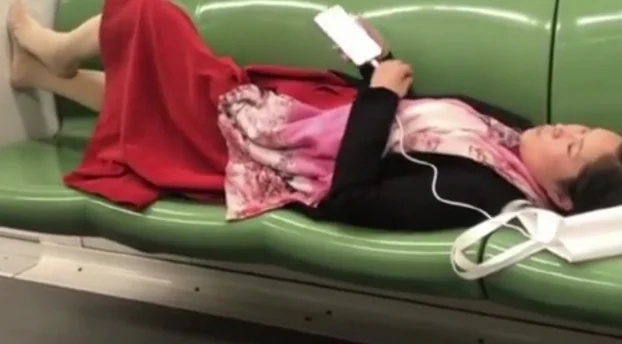 上海地铁两名女子秀一字马这种博眼球的行为你怎么看（上海地铁女子脱鞋抠牙）7