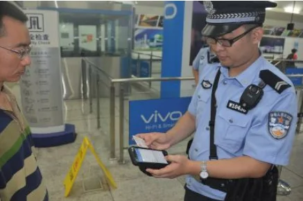 昨天在上海坐地铁 地铁站内有查身份证的后来我被查出有犯错现象 我问警察犯了什么错 他也不说是什么（上海地铁查身份证没带）