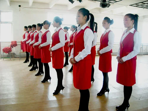 当铁路的乘务员需要什么条件(铁路女乘务员)