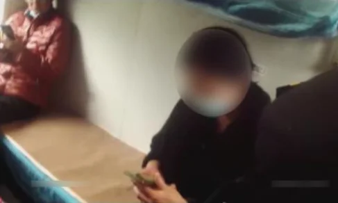 铁路职工行贿乱搞男女关系是不是应该开除（铁路上乱日）