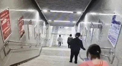 女孩地铁站下楼玩手机摔倒是怎么回事(女子玩手机地铁站摔倒)2