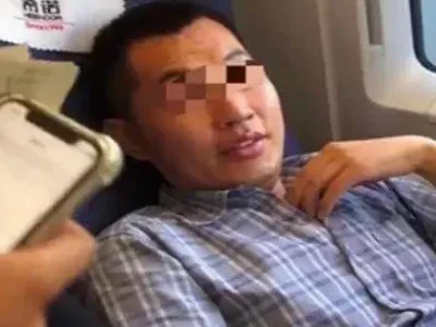 对比国外地铁霸座事件的处理方式放在国内适不适合（外籍男子南京地铁霸座）9