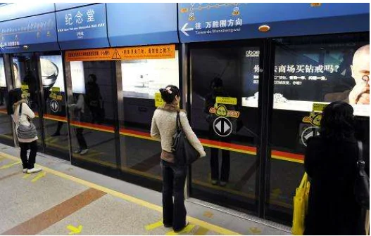 地铁里每天这么挤地铁有超载一说吗（北京地铁超载）