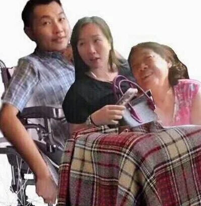 女子高铁扒门视频为何会迅速走红网络（高铁把左女）5