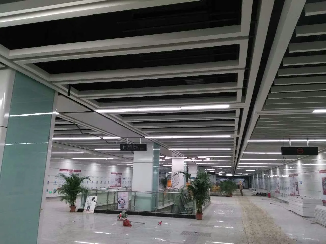 求地铁工地建筑解析广州地铁四号线延长段施工现场图片这是我站在地面拍摄的不明白图中的的露天深沟（广州地铁施工现场）4