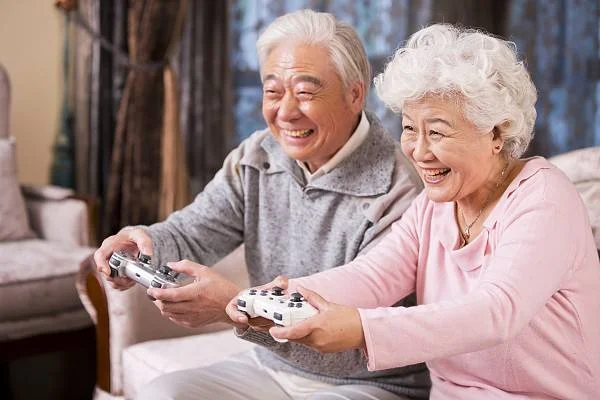 武汉的一个女子因为母亲缘故搭错了地铁却连踹母亲这种行为恶劣吗（湖北武汉老人地铁打人）8