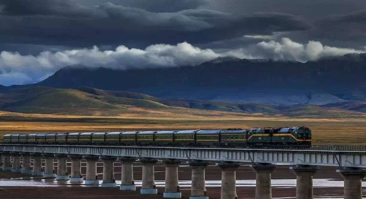 青藏铁路什么时候建成（青藏铁路全线通车时间）2