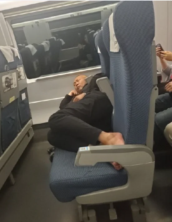 “高铁占座男”为什么突然火了对此你怎么看（高铁男占座）