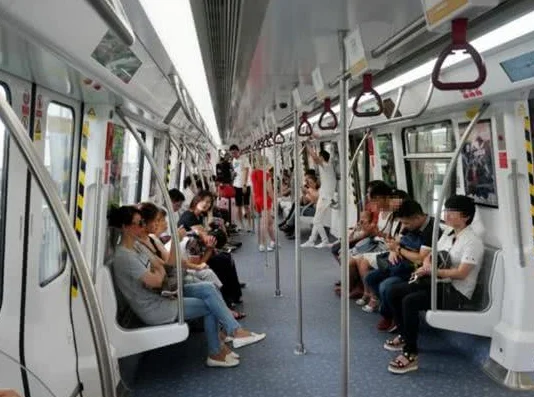 上海各地铁车厢座位的颜色（上海地铁女子车厢）6