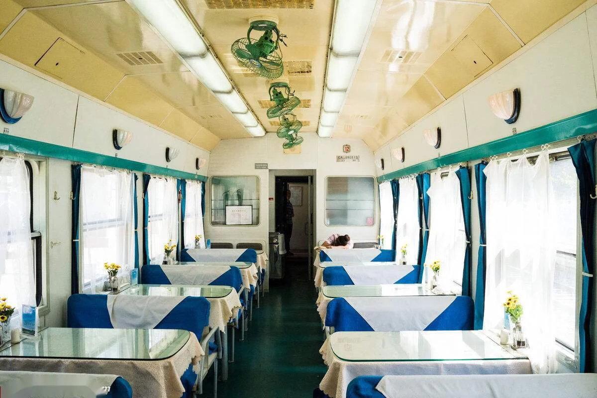 高铁上有餐车吗（高铁上的餐车点餐贵吗）3