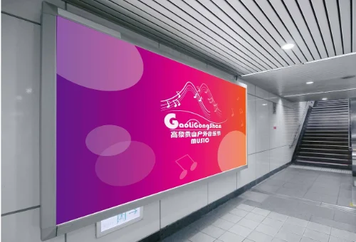 坐地铁时会看到地铁窗外有一排电子屏显示的广告会跟着列车跑能让你在列车上看到的图片跟你是一个速度的(天津地铁车箱广告吓人)2