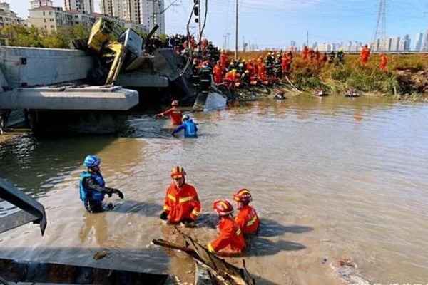 天津铁路桥坍塌事故已致八人死亡铁路桥坍塌的原因是什么(铁路桥撞击)2