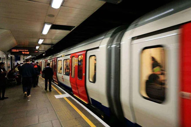 郑州地铁晚上到几点(郑州地铁站几点)3