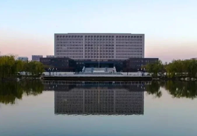 天津城建大学到天津市第一商业学校坐地铁（天津城建大学离地铁站）