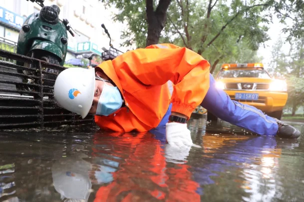 开发商做假地铁站牌忽悠购房者该怎样看待这种营销手段（记者釆访半坡地铁站）4