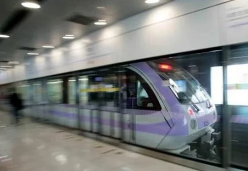 上海站地铁有个骗人的工作人员我31号在上海地铁站也被骗了两百当时坐错车了一个工作人员就给我看地图（上海地铁回应女乘客翻栏杆被卡）4