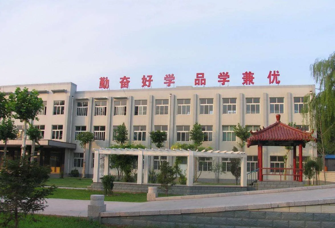 初中生学高铁乘务员有哪些学校（高铁职业学校）