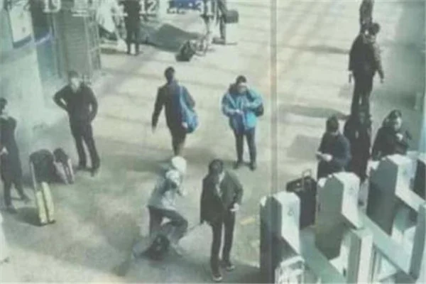 如何看待武汉地铁安检员怼问路乘客这一行为(武汉地铁逆行拦行李箱事件)7