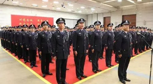 老公是铁路的冬天在车上总是得下车很冷穿大衣又很不方便还必须穿制服有没有可以定做铁路的男衬衫（铁路衬衫）