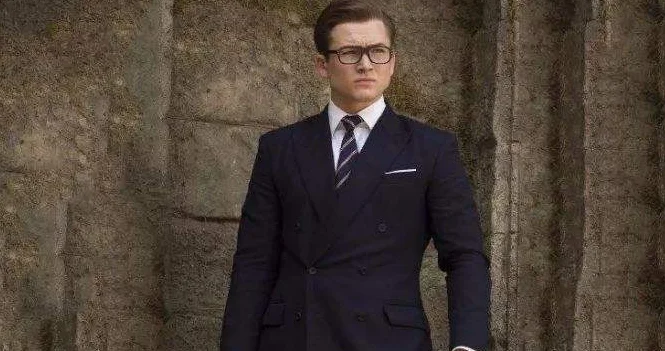 火车站的工作人员肩章上的两条杠代表什么（铁路制服纽扣）2