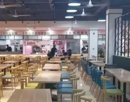 南京大妈为何在地铁怒坐美男大腿上（南京地铁让座男打人）2