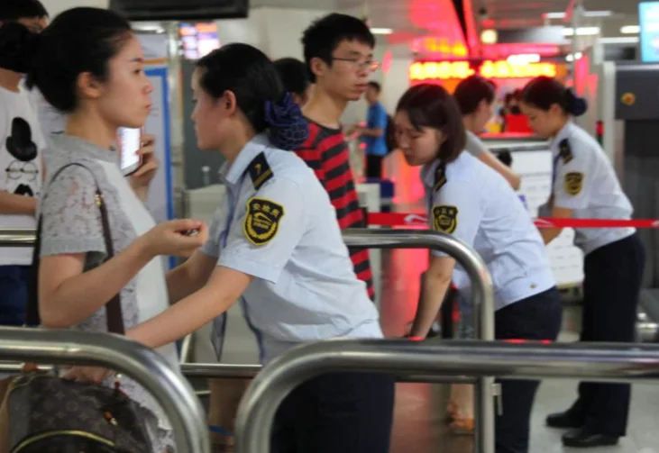 地铁安检员实习心得、200字的、、急求（深圳地铁实习作文）2