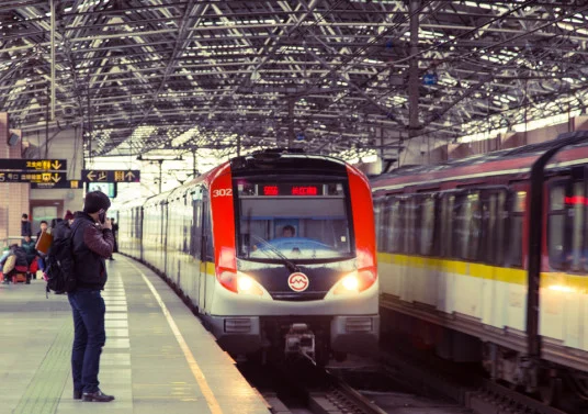 南京地铁上哪些穿制服的女生好帅气（南京地铁安检女生）