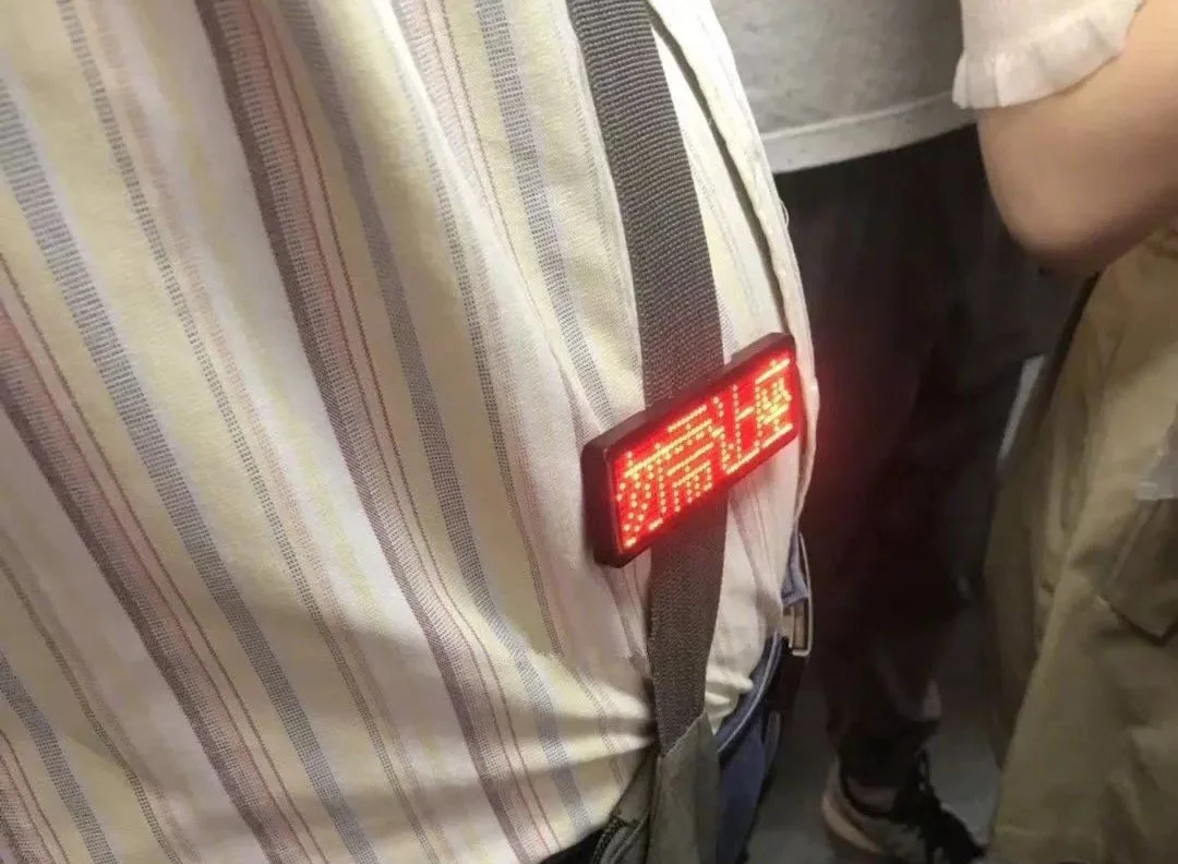 大家对南京一老人拒让座自带板凳坐地铁的行为有什么看法(南京大爷地铁让座)4