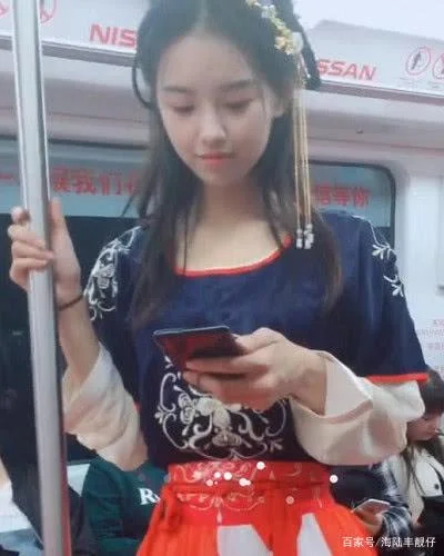 “地铁”偶遇汉服小姐姐微微一笑走红你怎么看（西安地铁上遇到的汉服）