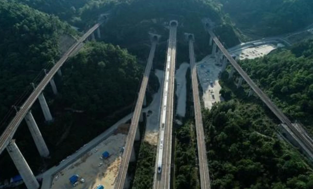 高速铁路的隧道和普速铁路隧道有什么不同(高铁跨隧道)2