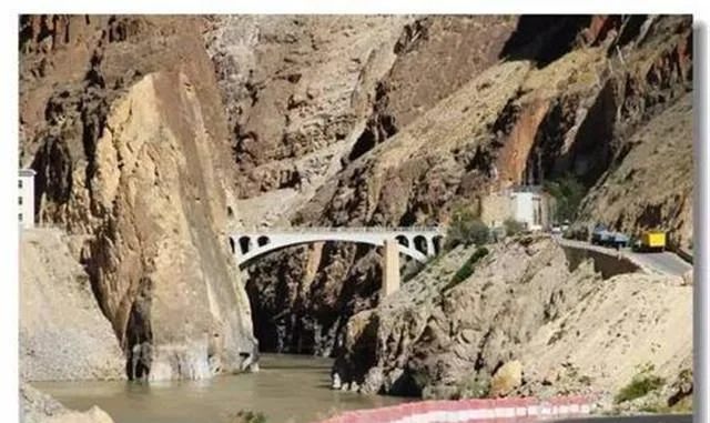 川藏铁路全线横渡雅鲁藏布江多少次(川藏铁路怒江特大桥)4