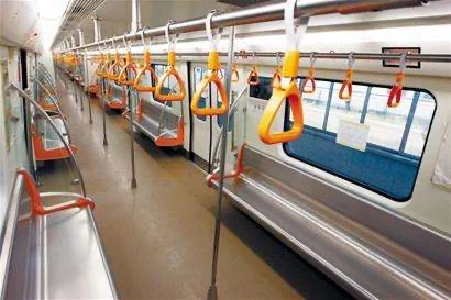 武汉两名女子地铁抢座 上演“撕衣大战”（武汉地铁两女撕衣抢座）2