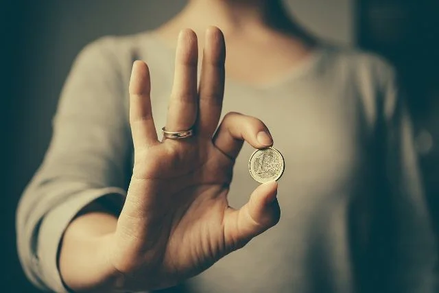 在上海月薪到手八千应该攒钱回老家买房还是投资自己（深圳地铁营收）