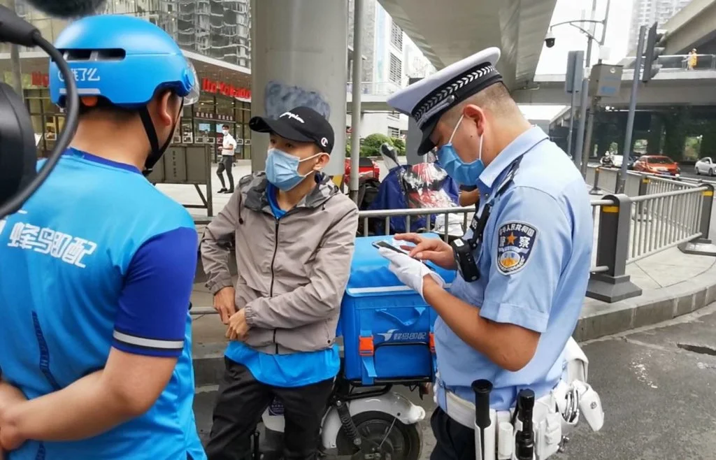 成都一外卖员霸气堵路2分钟网友却交口称赞他为何要这样做(成都地铁外卖小哥)8