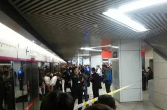 男生在地铁上有生理反应有个人挤过来有意的贴着我是个很帅的男生(南京男生夹在地铁)2