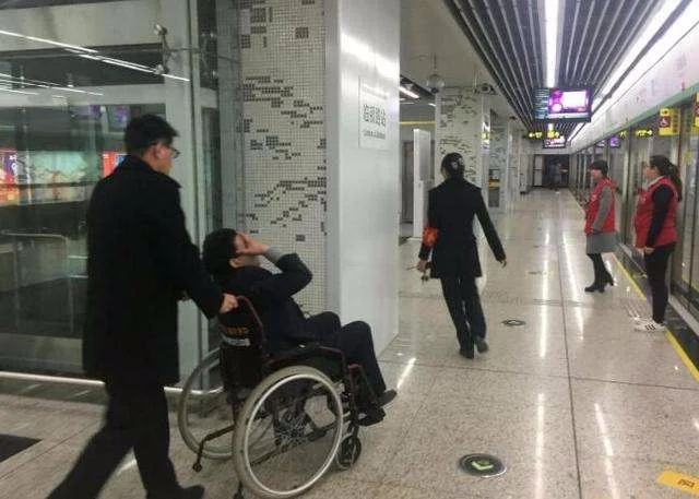 北京地铁最挤的时段是哪几个(早上挤北京地铁)