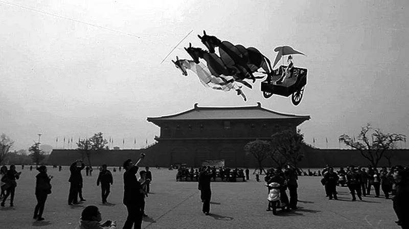 下面是西安地铁的标识（图内八字为“穿越历史感受未来”）请从构形角度说明标识的创意要求语意简明（西安地铁城墙形入口）3